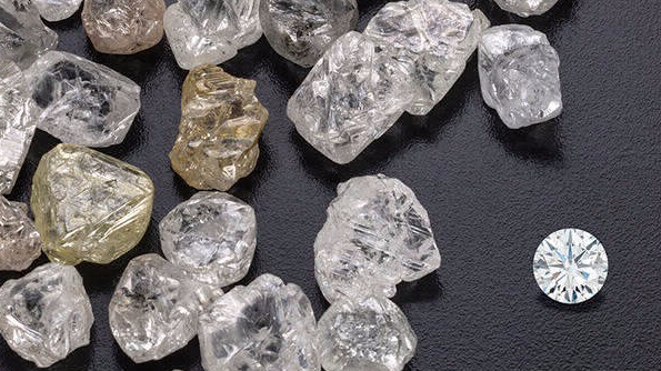 Custom jewelry design in gold with diamond gemstones