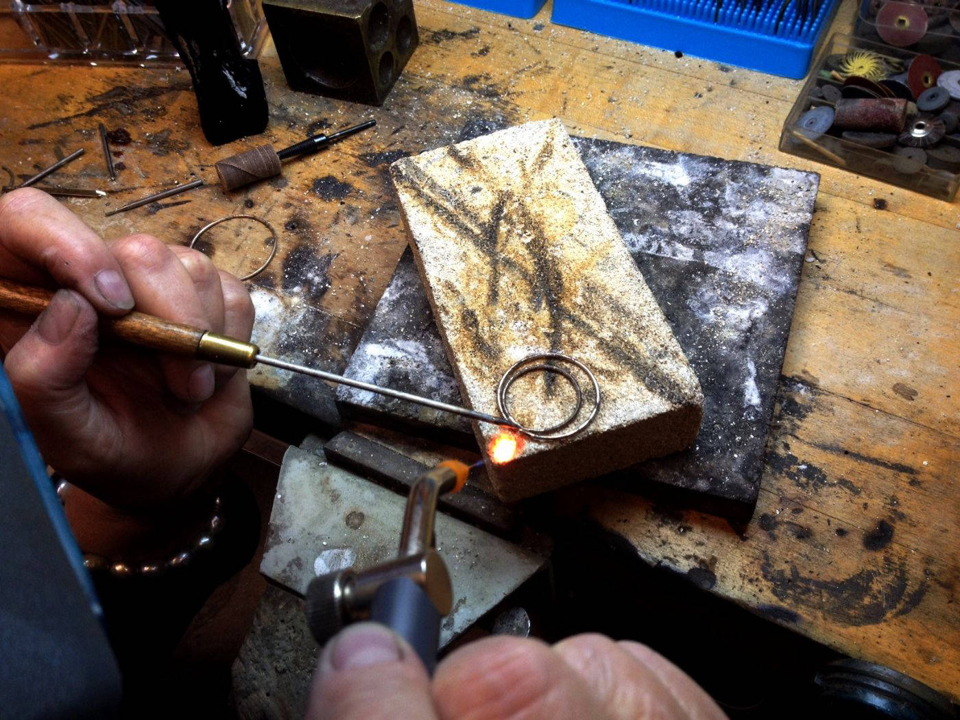 Custom design of jewelry master goldsmith consultant